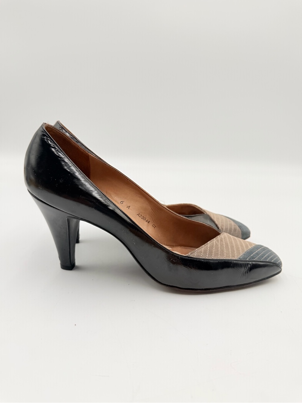 Bally Black Patent Leather Pointed Toe Pumps with Beige & Gray Toe Caps Size 6A